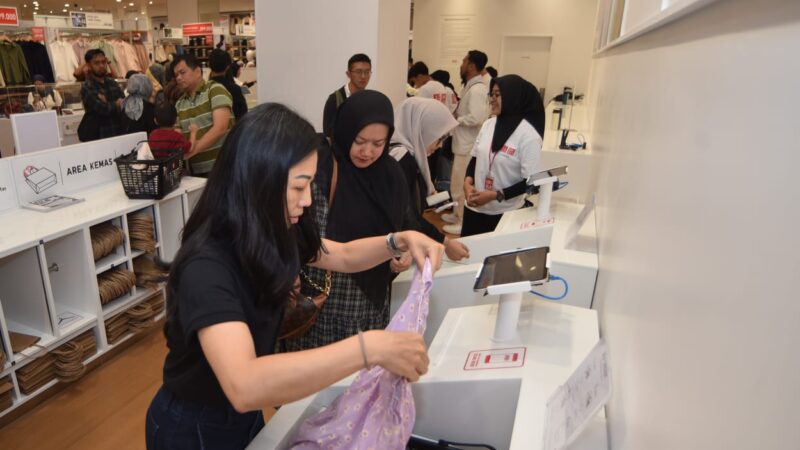 Resmi Dibuka di Basko City Mall, Gerai UNIQLO Ramai Diserbu Pengunjung