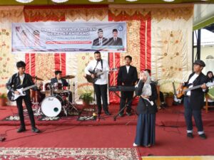 Wako Fadly Amran Serahkan Bantuan Alat Band untuk 7 SMPN di Padang