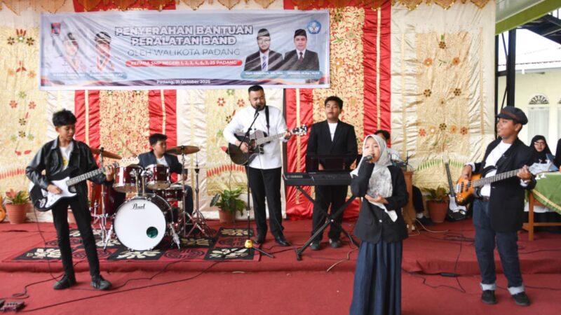 Wako Fadly Amran Serahkan Bantuan Alat Band untuk 7 SMPN di Padang