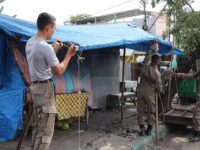 Satuan Polisi Pamong Praja (Satpol PP) Padang kembali melakukan menertibkan terhadap lapak pedagang kaki lima (PKL) yang ditinggal pemiliknya