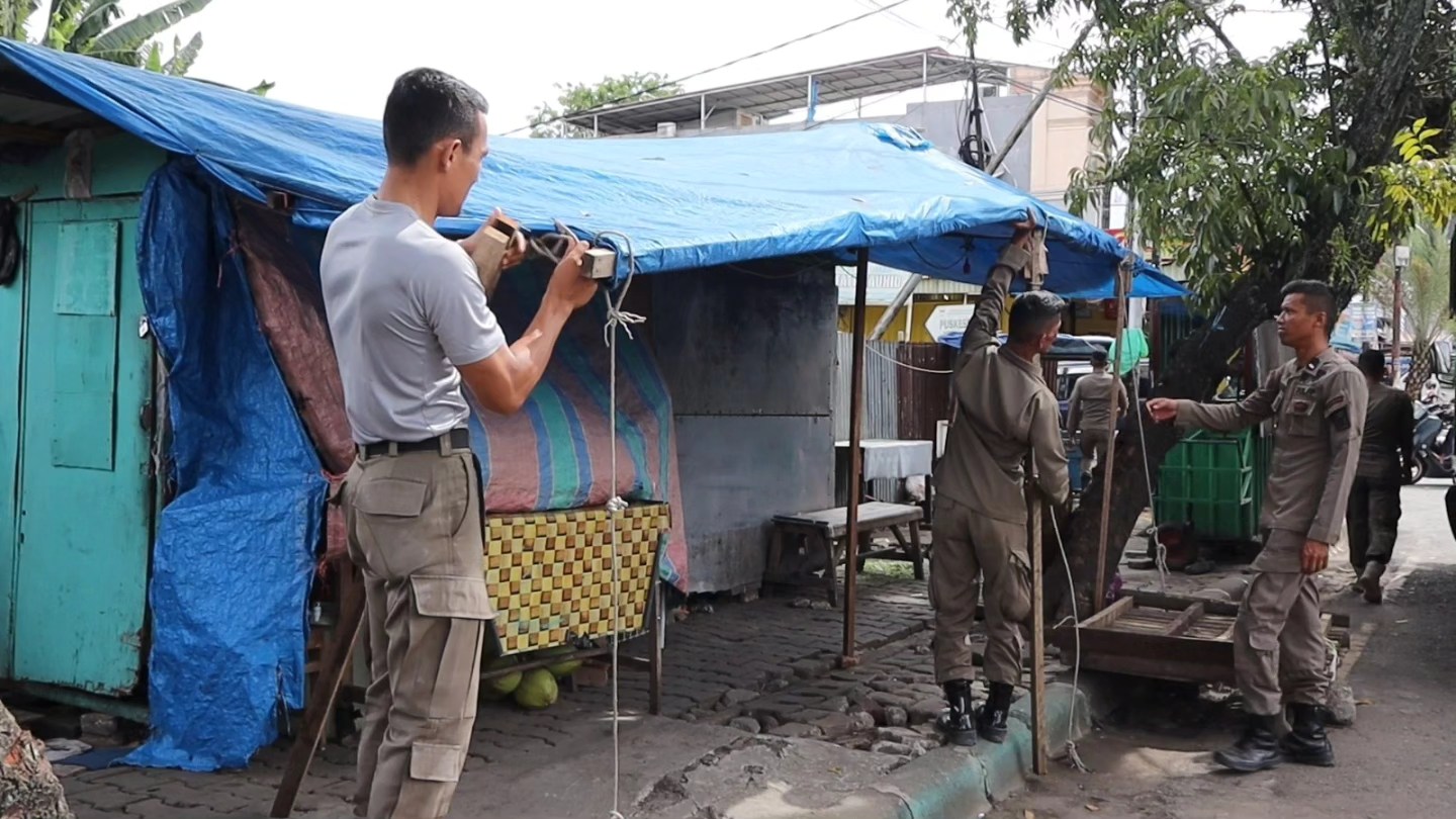 Satpol PP Padang Tertibkan Lapak PKL yang Ditinggal Pemilik di Jalan Sutan Syahril