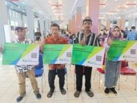 Wali Kota Padang, Fadly Amran menyerahkan kartu BPJS Ketenagakerjaan bagi 3 ribu pekerja rentan. Penyerahan kartu BPJS Ketenagakerjaan itu