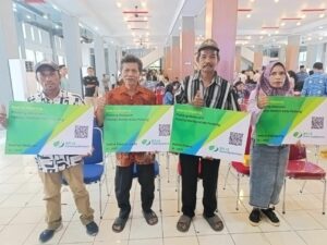 Wali Kota Padang, Fadly Amran menyerahkan kartu BPJS Ketenagakerjaan bagi 3 ribu pekerja rentan. Penyerahan kartu BPJS Ketenagakerjaan itu