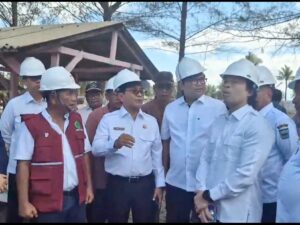 Bupati Padang Pariaman John Kenedy Azis bersama Staf Ahli Menteri Kelautan dan Perikanan RI, Trian Yunanda, meninjau pelaksanaan dan progres