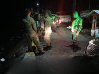 Satpol PP Padang bersama Tim Dubalang Kota, TNI dan Polri melaksanakan patroli gabungan di Kecamatan Pauh pada Sabtu (18/10/2025) dini hari.