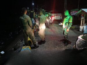 Satpol PP Padang bersama Tim Dubalang Kota, TNI dan Polri melaksanakan patroli gabungan di Kecamatan Pauh pada Sabtu (18/10/2025) dini hari.