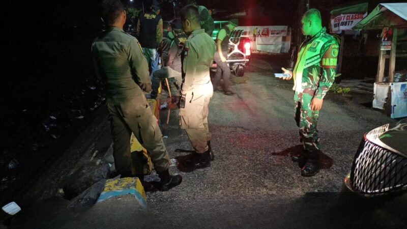 Satpol PP Padang bersama Tim Dubalang Kota, TNI dan Polri melaksanakan patroli gabungan di Kecamatan Pauh pada Sabtu (18/10/2025) dini hari.