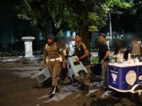 Satpol PP Padang menertibkan pedagang kaki lima (PKL) yang berjualan di atas trotoar di sepanjang Jalan Khatib Sulaiman pada Jumat