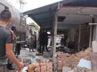 Satpol PP Padang membongkar bangunan liar (bangli) yang dibangun di atas badan jalan yang berada di Jalan Belibis, Kelurahan Air Tawar Barat,