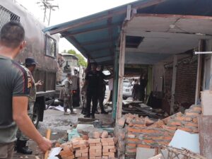 Satpol PP Padang membongkar bangunan liar (bangli) yang dibangun di atas badan jalan yang berada di Jalan Belibis, Kelurahan Air Tawar Barat,
