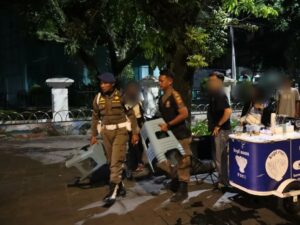 Satpol PP Padang menertibkan pedagang kaki lima (PKL) yang berjualan di atas trotoar di sepanjang Jalan Khatib Sulaiman pada Jumat