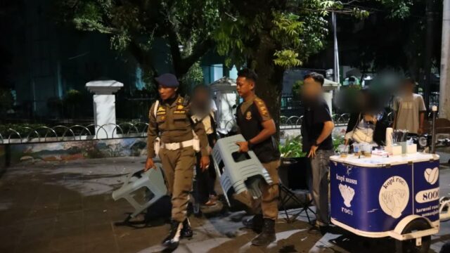 Satpol PP Padang menertibkan pedagang kaki lima (PKL) yang berjualan di atas trotoar di sepanjang Jalan Khatib Sulaiman pada Jumat