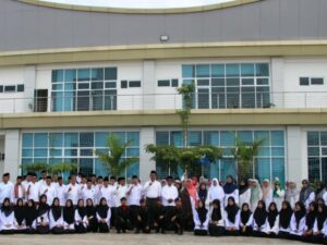 Universitas Islam Negeri (UIN) Imam Bonjol Padang melaksanakan upacara bendera memperingati Hari Santri 2025 di lapangan parkir Gedung