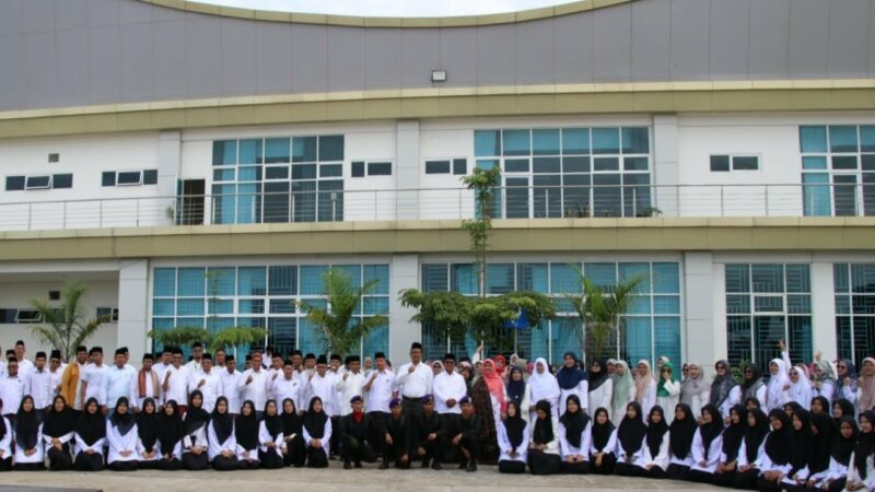 Universitas Islam Negeri (UIN) Imam Bonjol Padang melaksanakan upacara bendera memperingati Hari Santri 2025 di lapangan parkir Gedung