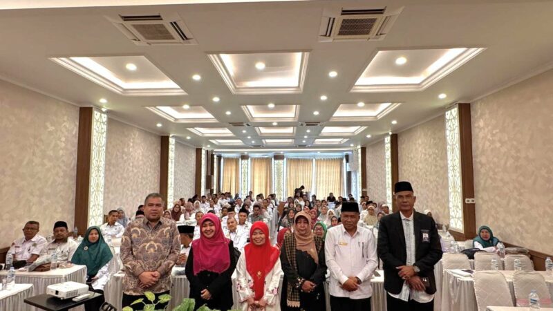 Rektor Universitas Islam Negeri (UIN) Imam Bonjol Padang, Prof Dr Martin Kustati MPd membuka kegiatan NGOPI (Ngobrol Pendidikan Islam) yang