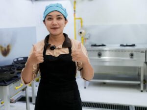 Mantan Sales Promotion Girl (SPG), Niki mengaku sangat terbantu dengan adanya lapangan kerja baru dari program Makan Bergizi Gratis (MBG).