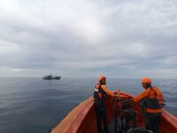 SAR Mentawai melaksanakan operasi pencarian nelayan yang hilang kontak di perairan Pulau Niau Mentawai Sabtu (4/10/2025).