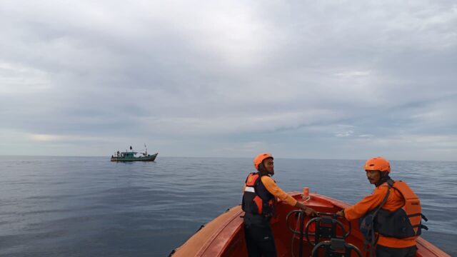 SAR Mentawai melaksanakan operasi pencarian nelayan yang hilang kontak di perairan Pulau Niau Mentawai Sabtu (4/10/2025).