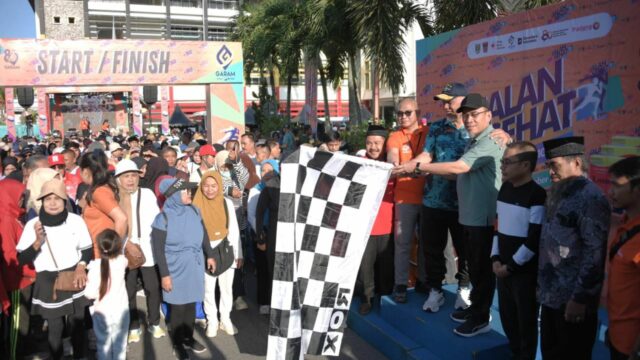 Wawako Padang Ramaikan Jalan Sehat PT Garam di Halaman Kantor Gubernur Sumbar