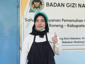 Junaedi (28) terpaksa 'gantung panci' sebagai koki akibat pandemi Covid-19. Restoran di bilangan Sentul, Kabupaten Bogor, melepasnya karena