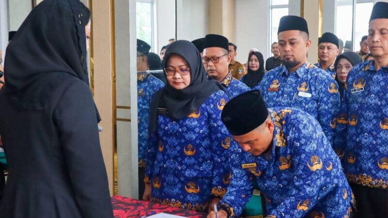 Bupati Dharmasraya, Annisa Suci Ramadhani melantik dan mengambil sumpah jabatan sebanyak 35 pejabat administrator dan pengawas