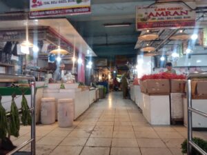 Harga sejumlah bahan pokok di Pasar Raya Padang mengalami kenaikan dalam sepekan terakhir. Daya beli masyarakat semakin tertekan.