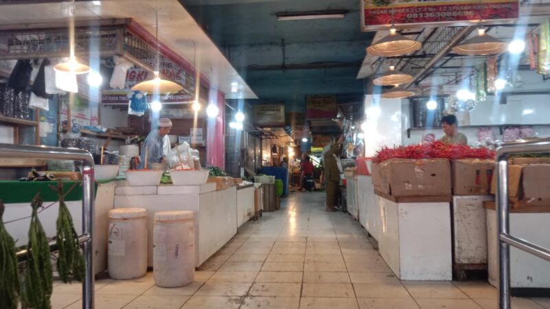 Harga sejumlah bahan pokok di Pasar Raya Padang mengalami kenaikan dalam sepekan terakhir. Daya beli masyarakat semakin tertekan.