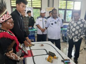 Siswi kelas 12 SMA Averos, Sorong, Papu Barat Daya, bernama Laura Frederica berhasil membuat aplikasi bernama Pace Mob
