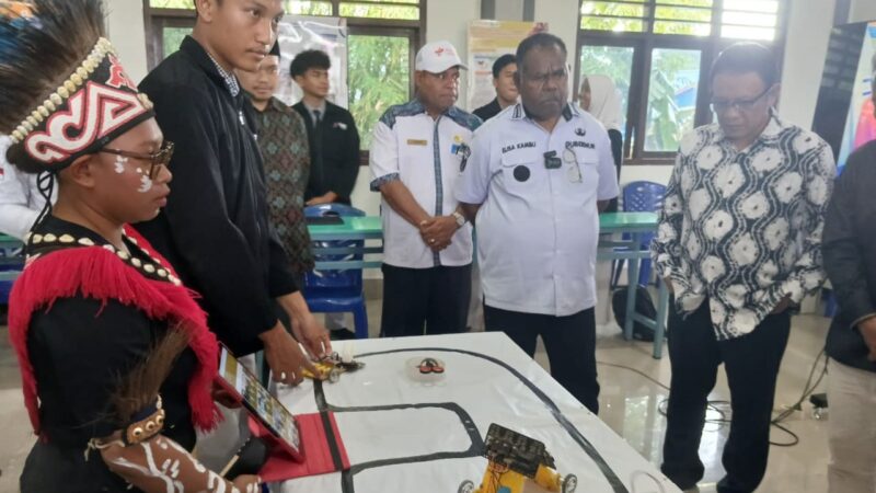 Siswi kelas 12 SMA Averos, Sorong, Papu Barat Daya, bernama Laura Frederica berhasil membuat aplikasi bernama Pace Mob