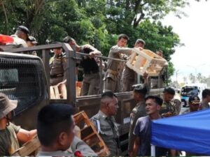 Satpol PP Padang menertibkan lapak-lapak pedagang kaki lima (PKL) yang ditinggalkan pemiliknya di atas fasilitas umum (fasum) dan pedestrian,