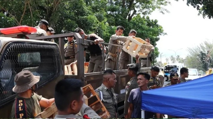 Satpol PP Padang Tertibkan Lapak PKL yang Ditinggal di Atas Fasum