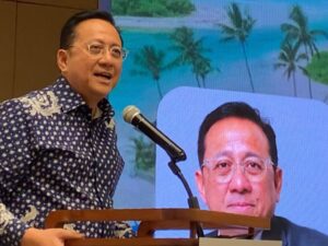 Senator asal Sumatra Barat (Sumbar) Irman Gusman mendorong agar sektor pariwisata diposisikan sebagai leading sektor penopang