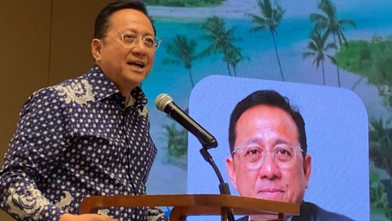 Senator asal Sumatra Barat (Sumbar) Irman Gusman mendorong agar sektor pariwisata diposisikan sebagai leading sektor penopang