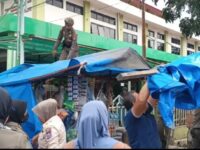 Sejumlah pedagang kaki lima (PKL) yang berjualan di atas fasilitas umum (fasum) di depan Rumah Sakit Ibnu Sina, Kelurahan Gunung Pangilun,