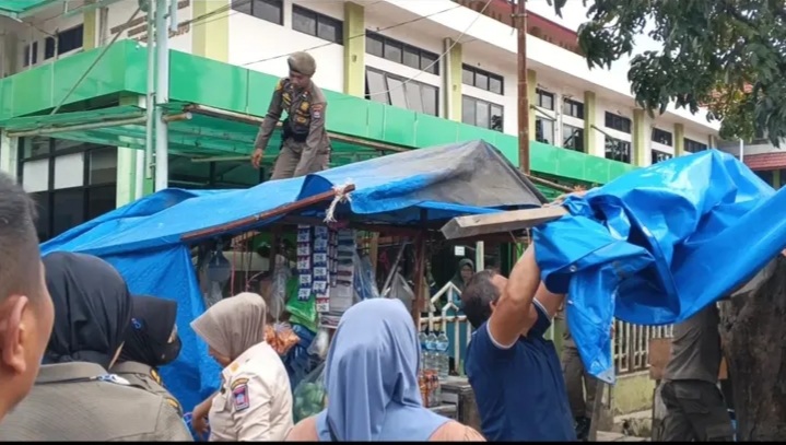 Sejumlah pedagang kaki lima (PKL) yang berjualan di atas fasilitas umum (fasum) di depan Rumah Sakit Ibnu Sina, Kelurahan Gunung Pangilun,