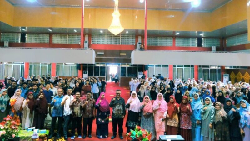 Ratusan mahasiswa dari sembilan program studi di Fakultas Tarbiyah dan Keguruan UIN Imam Bonjol Padang mengikuti Stadium General dengan tema