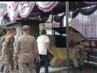 Satpol PP Kota Padang melakukan penertiban sejumlah lapak pedagang kaki lima (PKL) yang menggunakan fasilitas umum (fasum)
