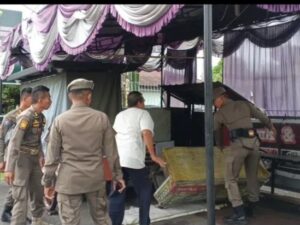 Satpol PP Kota Padang melakukan penertiban sejumlah lapak pedagang kaki lima (PKL) yang menggunakan fasilitas umum (fasum)
