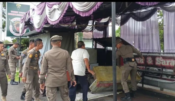 Satpol PP Kota Padang melakukan penertiban sejumlah lapak pedagang kaki lima (PKL) yang menggunakan fasilitas umum (fasum)