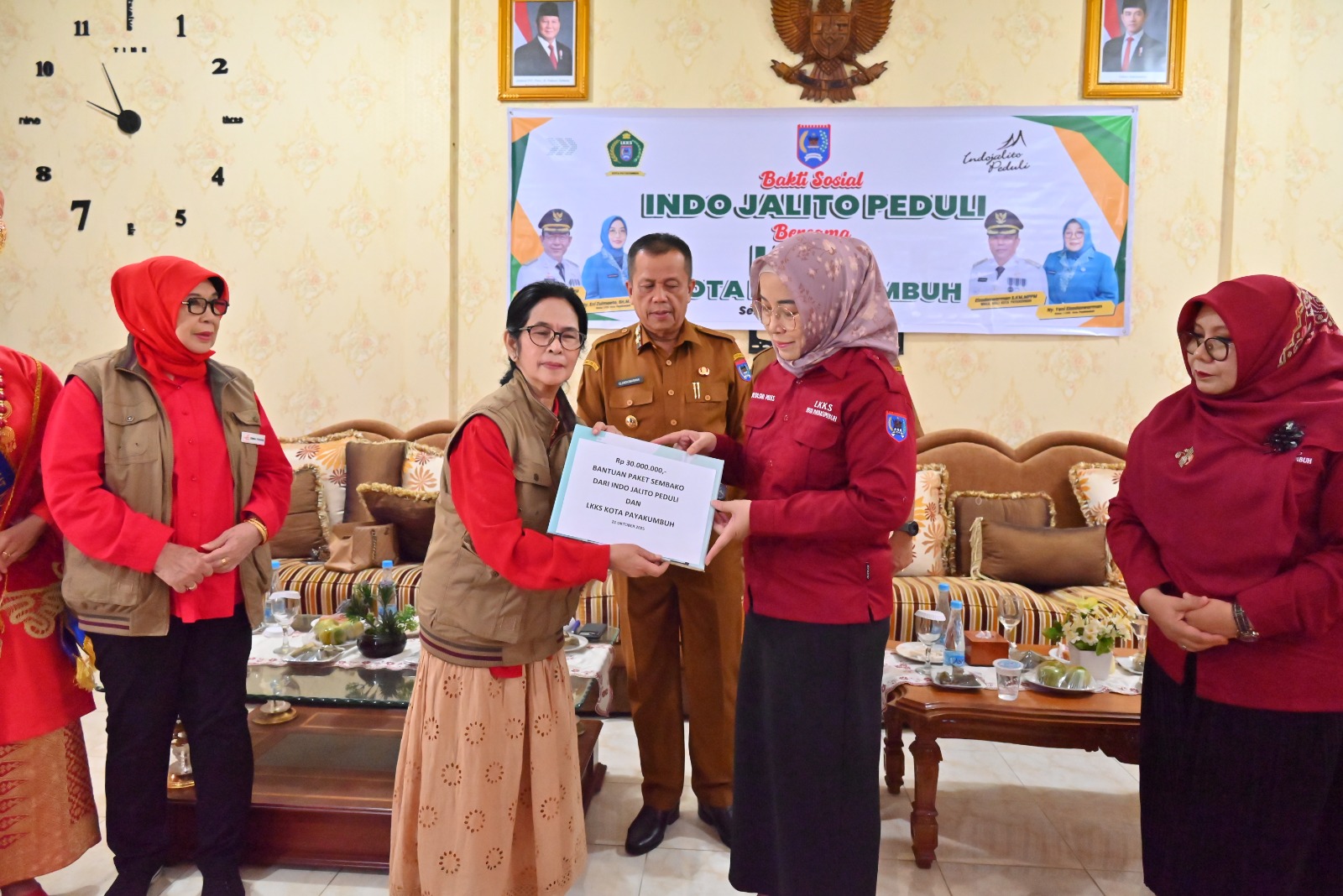 Pemko Bersama LKKS Payakumbuh dan Indo Jalito Peduli Salurkan Bantuan Sosial untuk Warga