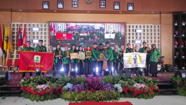 Delegasi Fakultas Hukum Universitas Andalas (FHUA) berhasil meraih juara umum National Moot Court Competition (NMCC) (AHT)