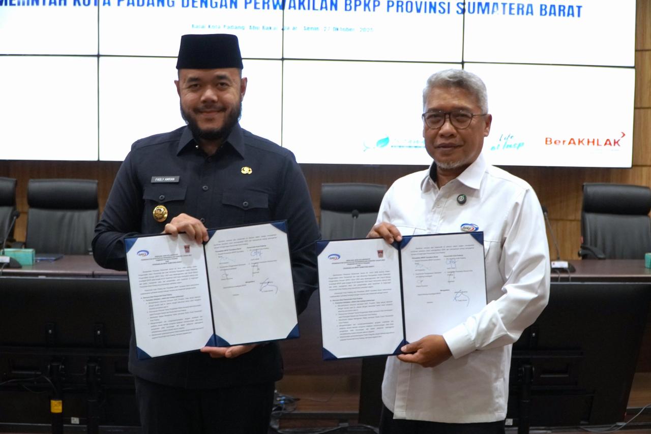 Bersama Kepala BPKP, Wako Padang Tandatangani Komitmen Rencana Aksi Pengendalian Korupsi