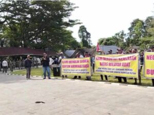Sekitar 150 warga dari Desa Betumonga, Kecamatan Sipora Utara, Kabupaten Kepulauan Mentawai, melakukan aksi damai di depan Kantor DPRD