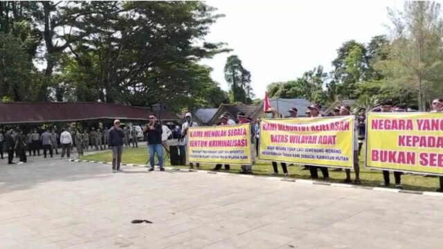Sekitar 150 warga dari Desa Betumonga, Kecamatan Sipora Utara, Kabupaten Kepulauan Mentawai, melakukan aksi damai di depan Kantor DPRD