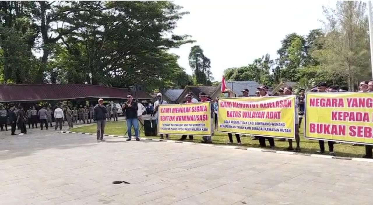 Aksi Damai Warga Betumonga Tuntut Pengakuan Hak Tanah Ulayat di Mentawai