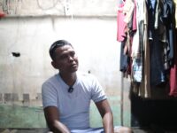 Di tengah tumpukan sampah Bantar Gebang, Rahmat menaruh satu harapan besar untuk masa depan anaknya. Lelaki yang bekerja sebagai pemulung itu tak ingin putrinya,