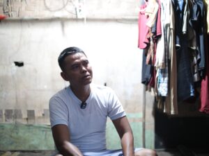 Di tengah tumpukan sampah Bantar Gebang, Rahmat menaruh satu harapan besar untuk masa depan anaknya. Lelaki yang bekerja sebagai pemulung itu tak ingin putrinya,