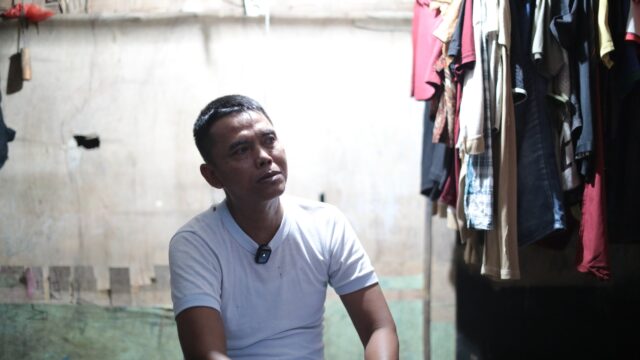 Di tengah tumpukan sampah Bantar Gebang, Rahmat menaruh satu harapan besar untuk masa depan anaknya. Lelaki yang bekerja sebagai pemulung itu tak ingin putrinya,