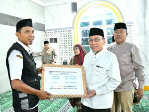 Wawako Padang Serahkan Dana Operasional Triwulan III untuk Kecamatan Kuranji
