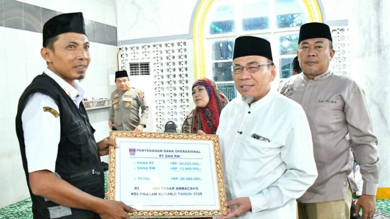 Wawako Padang Serahkan Dana Operasional Triwulan III untuk Kecamatan Kuranji
